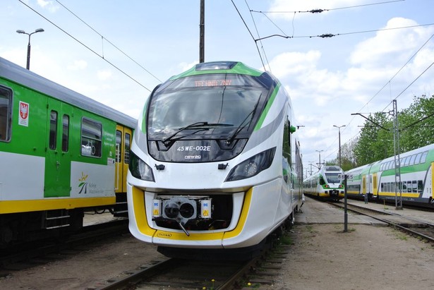 Aby skorzystać z systemu należy na urządzenie mobilne ściągnąć aplikację tropKM. W ten sposób można sprawdzić np. czy pociąg przyjedzie zgodnie z planem - poinformował we wtorek biuro prasowe mazowieckiego urzędu marszałkowskiego.