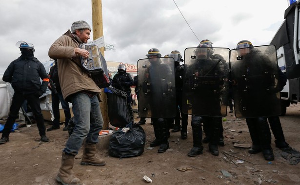 Francja: Starcia w czasie ewakuacji obozu dla uchodźców pod Calais