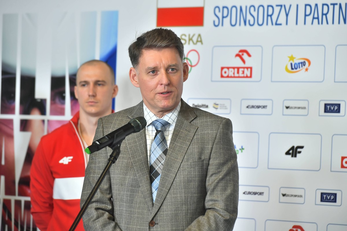Szef misji medycznej dr Hubert Krysztofiak (P)