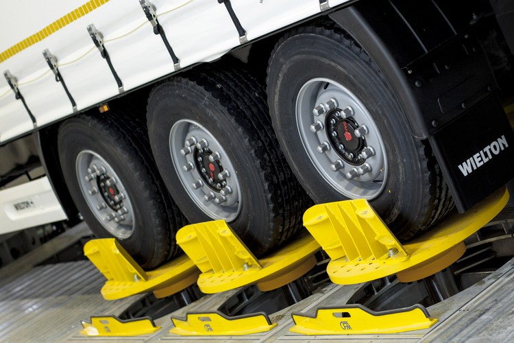 Wielton posiada status centrum badawczo-rozwojowego, co pozwala działać spółce jak jednostce naukowej i finansować prace badawczo-rozwojowe ze środków zewnętrznych, m.in. z funduszy unijnych oraz Narodowego Centrum Badań i Rozwoju. Inwestycja w CBR została zrealizowana przy współpracy Ministerstwa Gospodarki, obecnie Ministerstwa Rozwoju. Wielton otrzymał wsparcie ze środków Europejskiego Funduszu Rozwoju Regionalnego w ramach Programu Innowacyjna Gospodarka. Wartość inwestycji wyniosła niemal 22 mln zł, z czego ok. 9,5 mln zł pochodzi ze środków unijnych.