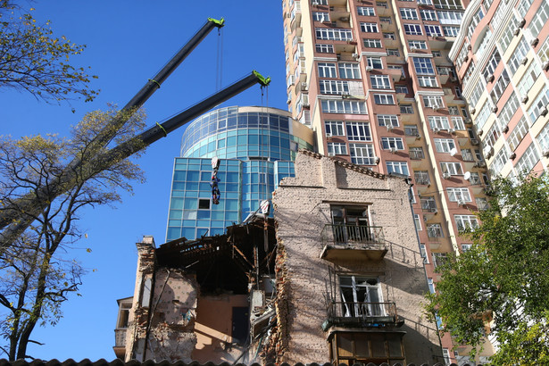 Kijów, Ukraina, Budynek mieszkalny w centrum Kijowa zniszczony po rosyjskim ataku dronowym