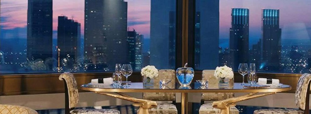 Apartament Ty Warner, Four Seasons Hotel Nowy Jork, USA Średnia cena za noc: 45 tys. dolarów Powierzchnia: 400 metrów kwadratowych Apartament nosi imię właściciela hotelu – jego przygotowanie kosztowało 50 milionów dolarów. Zaprojektowany przez znanych na całym świecie architektów – I.M. Pei I Petera Marino – zachwyca niemal każdym detalem (znajdziemy tu XVIII-wieczne jedwabne poduszki z Japonii oraz dużą biblioteczkę zawierającą setki pozycji dotyczących sztuki i kultury). To najwyżej położony pokój hotelowy w Nowym Jorku.