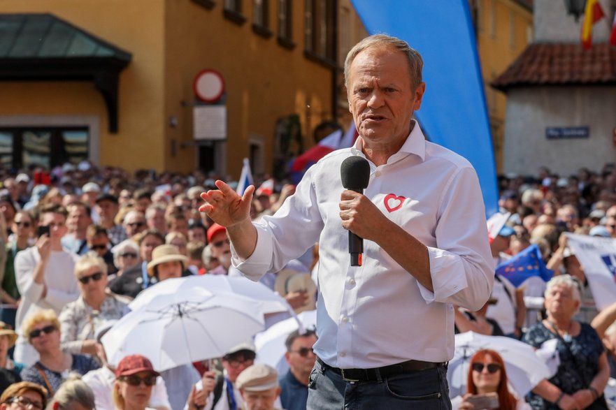 Donald Tusk przemawiający na Placu Zamkowym