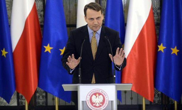 Sikorski bierze się za zagraniczne wojaże posłów. Limit kilometrów i speckomisja