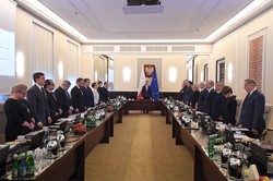 Rząd zamraża awanse i dodatki