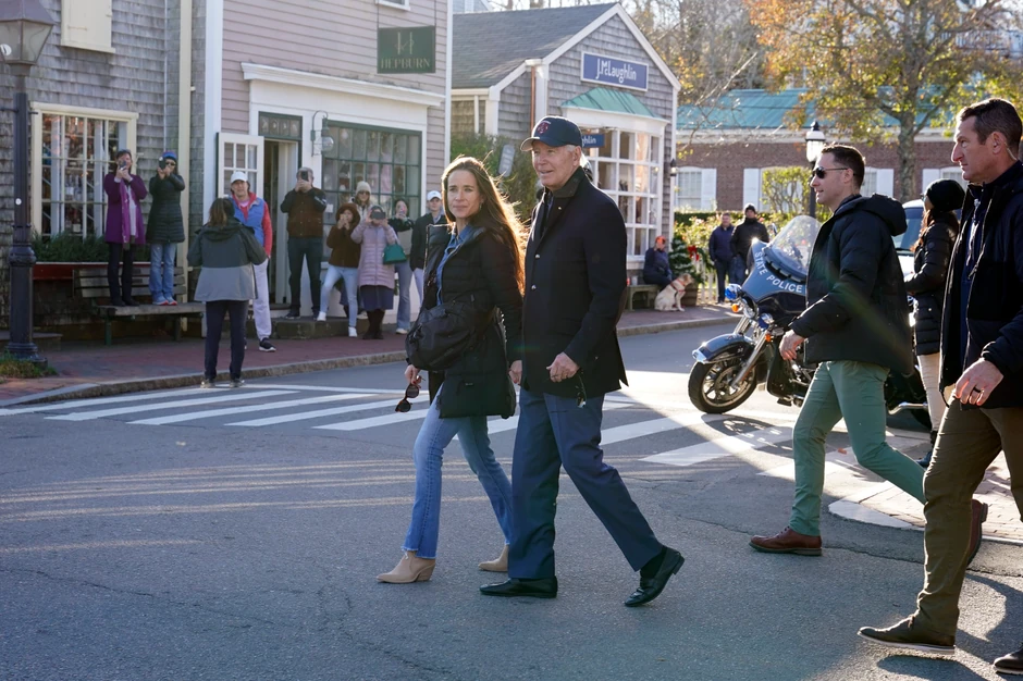 Bajdenovi u šopingu u Nantaketu, Masačusets