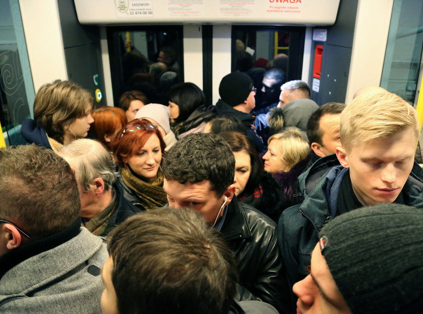 Horror w Kolejach Mazowieckich. Pasażerowie muszą jechać w straszliwym ścisku