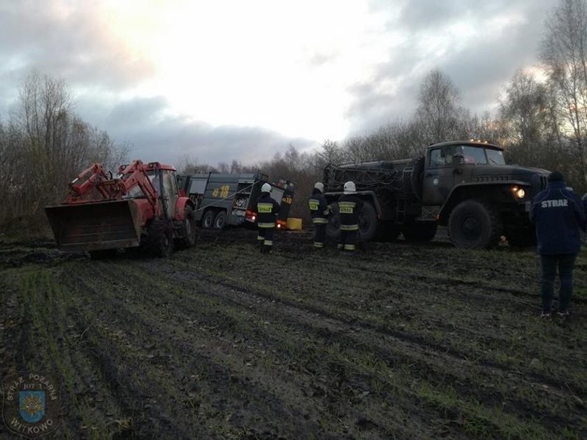 Straż i karetka utknęły w błocie podczas akcji ratunkowej. Wyciągali ich 10 godzin