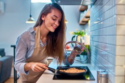 Trzy pomysły na szybki obiad z patelni. 15 minut i gotowe [ŁATWE PRZEPISY]