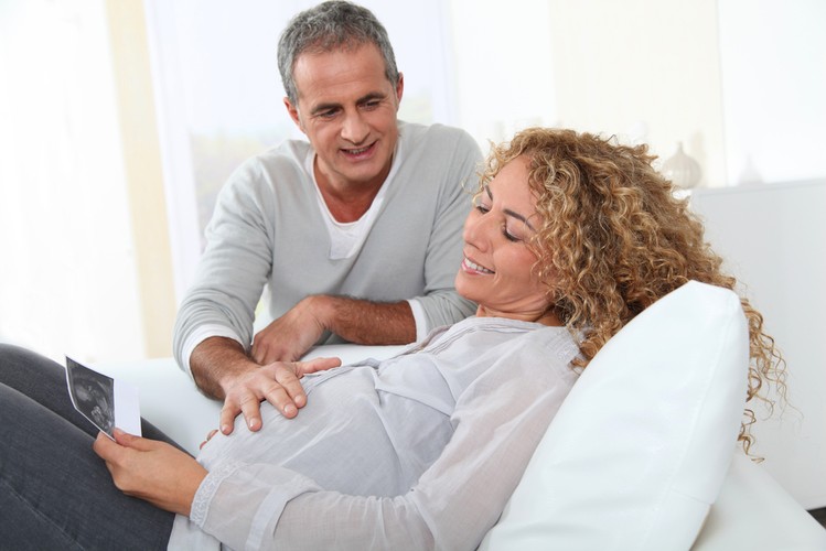 <b>Zakaz pracy w szkodliwych warunkach</b>
<br>
<br>
Przeniesienie na inne stanowisko (lub w ogóle zwolnienie od wykonywania zajęć) obowiązuje także w przypadku, gdy pracodawca zatrudnia pracownicę w ciąży lub karmiącą dziecko piersią przy pracach szczególnie uciążliwych lub szkodliwych dla zdrowia.
<br>
<br>
W tym zakresie szykują się jednak zmiany - przyjęta już przez sejm nowelizacja kodeksu pracy zakładają, że kobiety w ciąży i matki karmiące dziecko piersią nie będą mogły wykonywać prac uciążliwych, niebezpiecznych lub szkodliwych dla zdrowia, mogących mieć niekorzystny wpływ na zdrowie, przebieg ciąży lub karmienie. <a  href=