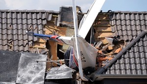 Srušio se mali avion na krov kuće u Nemačkoj 