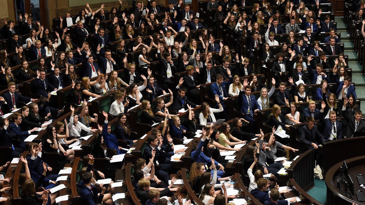 Mając na uwadze względy organizacyjne oraz bezpieczeństwo wszystkich osób przebywających w budynkach sejmowych zdecydowano o odwołaniu posiedzenia Sejmu Dzieci i Młodzieży, mamy nadzieję, że spotkamy się jesienią - podkreśliła Kancelaria Sejmu w liście skierowanym do uczestników SDiM.