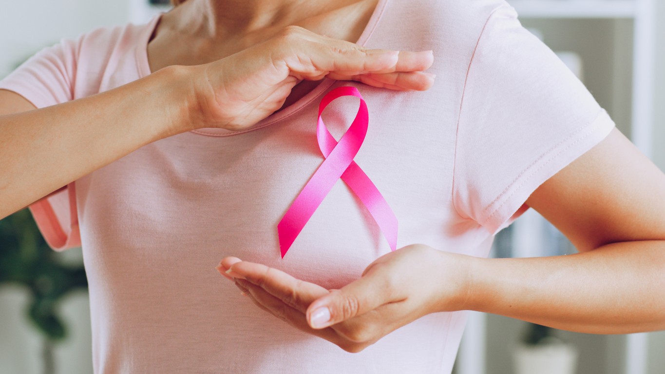 Pravidelné vyšetrenie pŕs môže zachrániť život, no dôležitá je aj domáca prevencia.