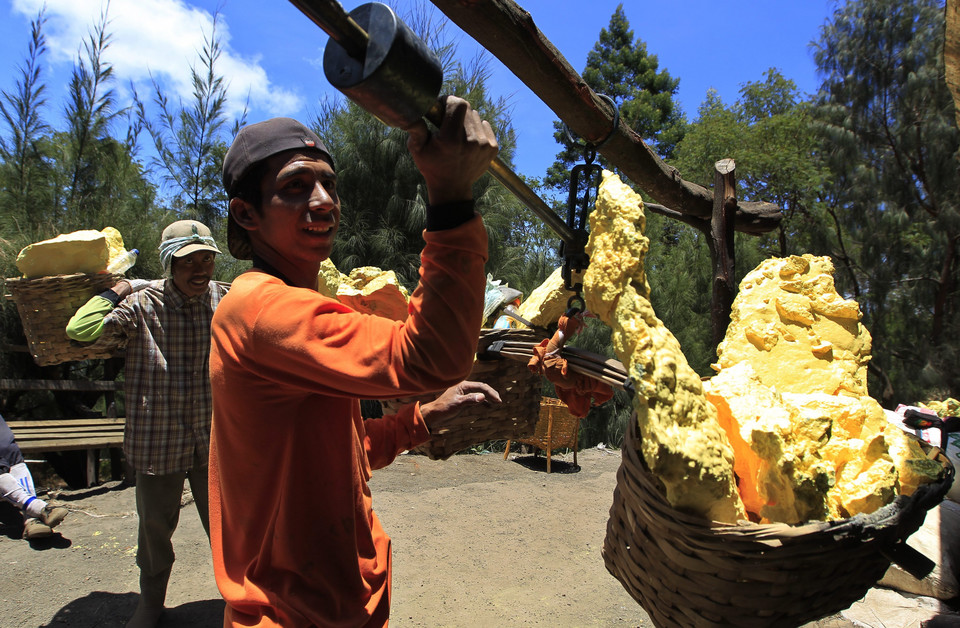 Indonezja - Jawa - siarka z wulkanu Kawah Ijen