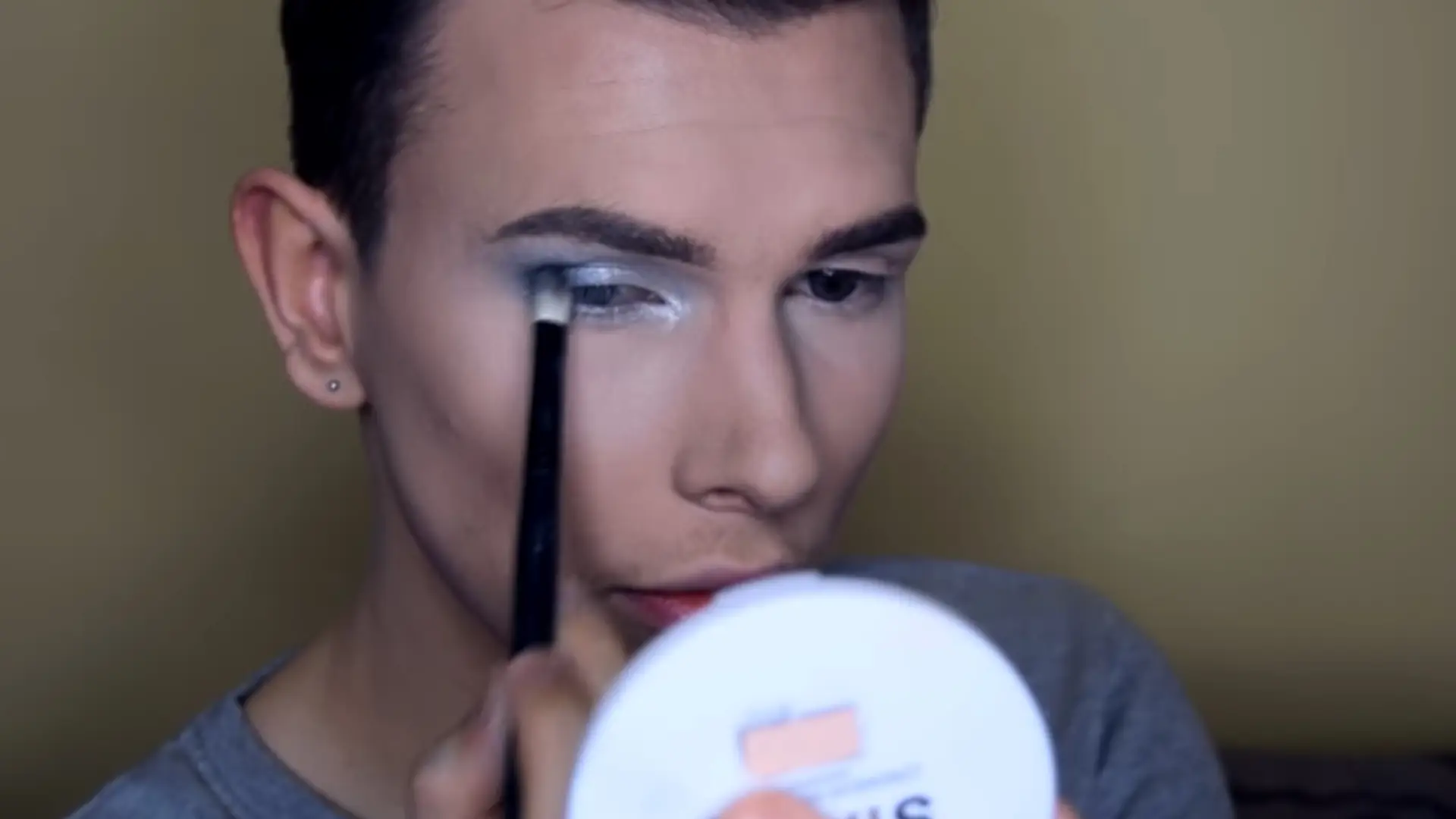 Kiedyś makijaż do szkoły, teraz sylwestrowy make-up. Youtuber znów podzielił widownię