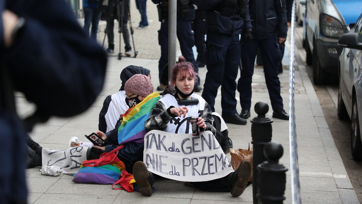 Warszawa: Protesty m.in. pod MEN i Ordo Iuris. Aktywiści przykuli się do ogrodzeń