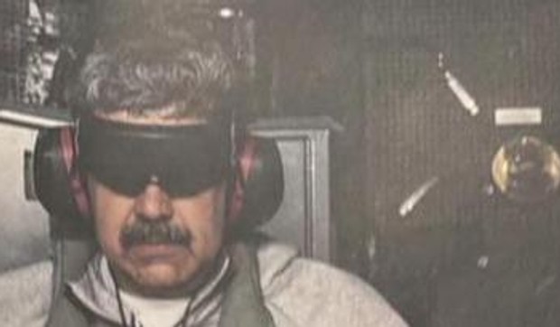 Maduro je fotografisan na američkom brodu Ivo Džima u lisicama, sa štitnicima za uši i nekom vrstom poveza za oči | Foto: @realDonaldTrump