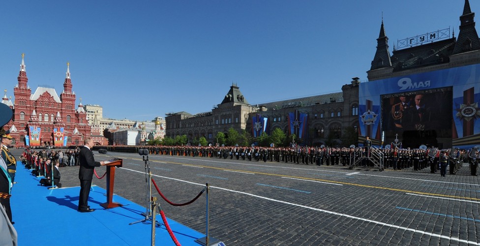 Władimir Putin przyjmuje defiladę z okazji Dnia Zwycięstwa