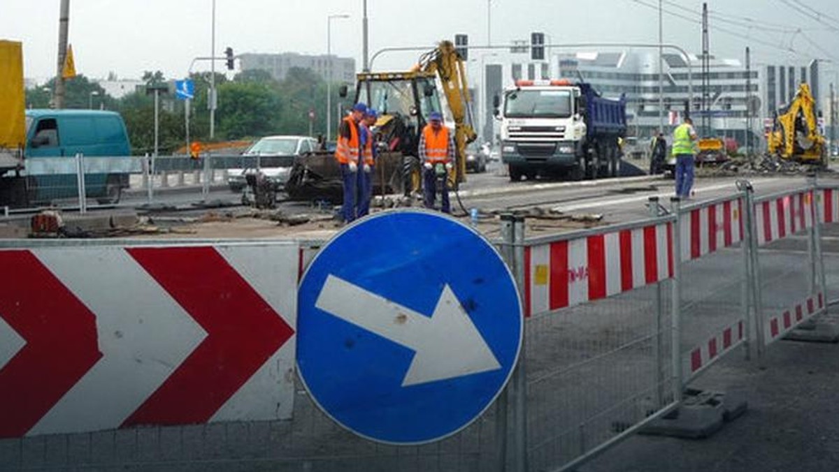 W ten czwartek rozpocznie się dwuetapowy remont ulicy Wielickiej. To kolejna jezdnia, która zostanie rozkopana na południu miasta - już teraz trwają prace na ulicy Zakopiańskiej, zamknięta jest również część ulicy Powstańców Śląskich. Rozpoczęcie następnych robót oznacza jeszcze większe korki i spore utrudnienia dla kierowców.