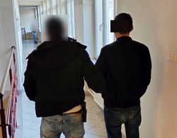 Warszawa. Uderzył matkę, psem rzucił o ścianę. 32-latek usłyszał zarzuty