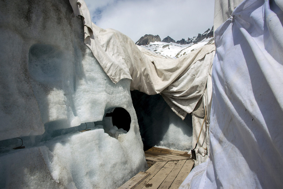 Pokrywają lodowiec kocami, aby zapobiec jego topnieniu