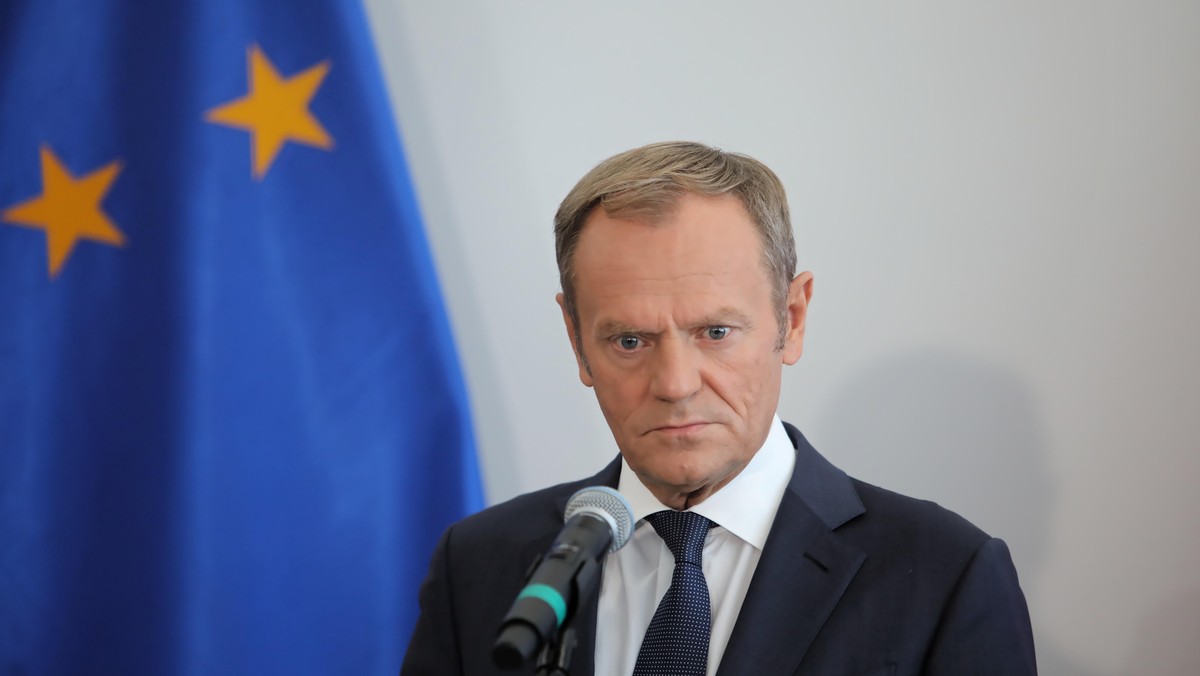 Lider Platformy Obywatelskiej Donald Tusk podczas konferencji prasowej w Senacie 