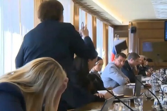 (VIDEO) POSLANICA GAĐALA KOLEGU U GLAVU POSLOVNIKOM! Haos u slovenačkom parlamentu: Na sednici došlo do OPASNIH tenzija, a onda je IZLETELA napolje