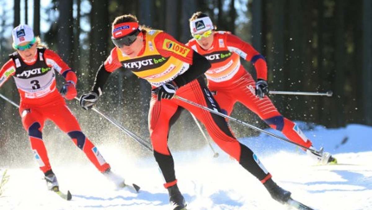 Marit Bjoergen odniosła zwycięstwo w biegu masowym na 15 kilometrów techniką klasyczną rozgrywanym w Novym Mescie i objęła prowadzenie w klasyfikacji generalnej Pucharu Świata. Norweżka przez cały dystans trzymała się blisko drugiej w sobotę Kowalczyk, którą wyprzedziła dosłownie na ostatnich metrach.