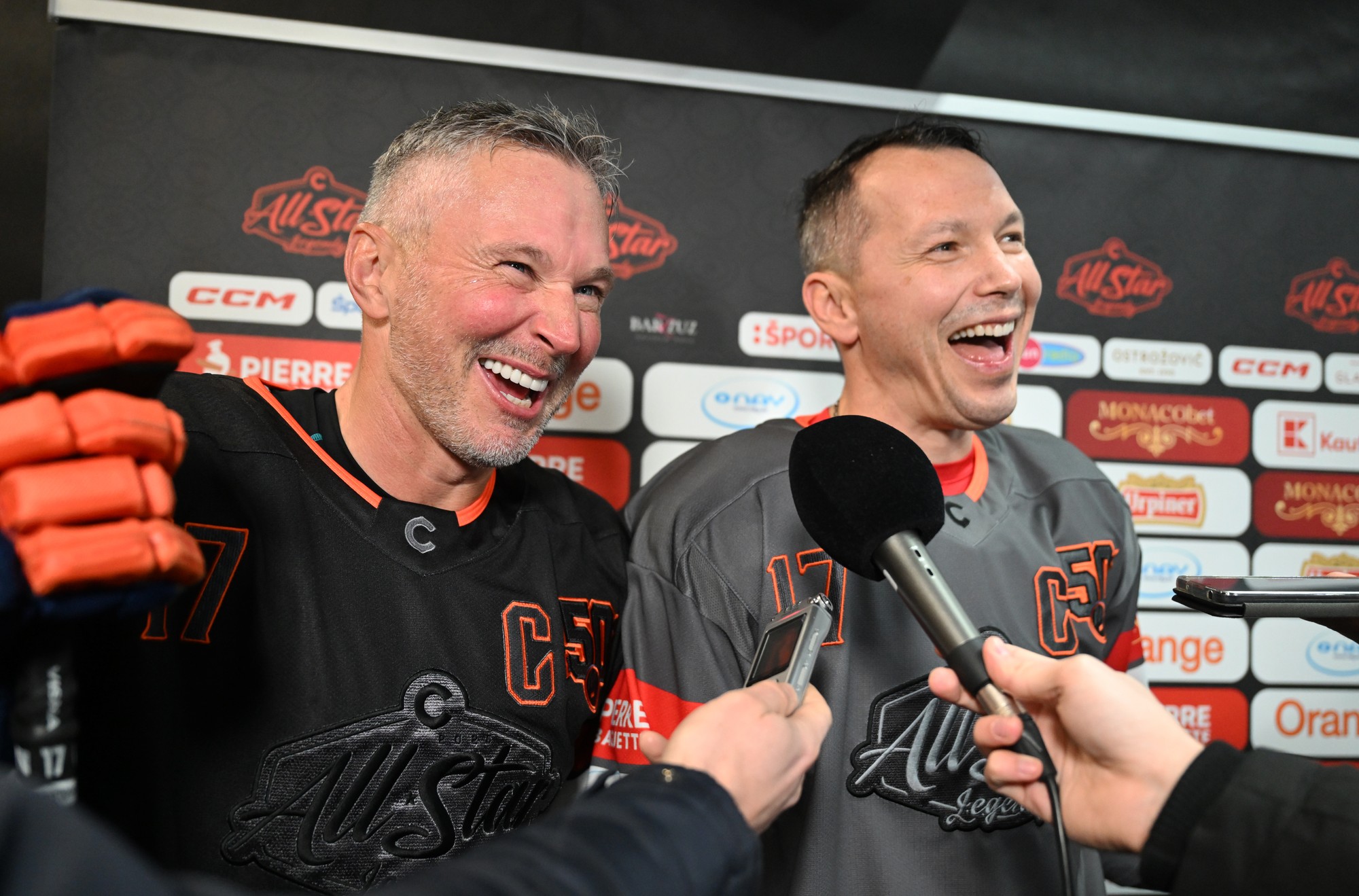 Ľubomír Višňovský (Západ) a Ladislav Nagy (Východ) na hokejovej exhibícii All Star Legendy 2025 v Michalovciach. 