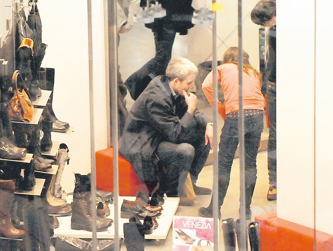 Hubert Urbański z córką wybierają buty