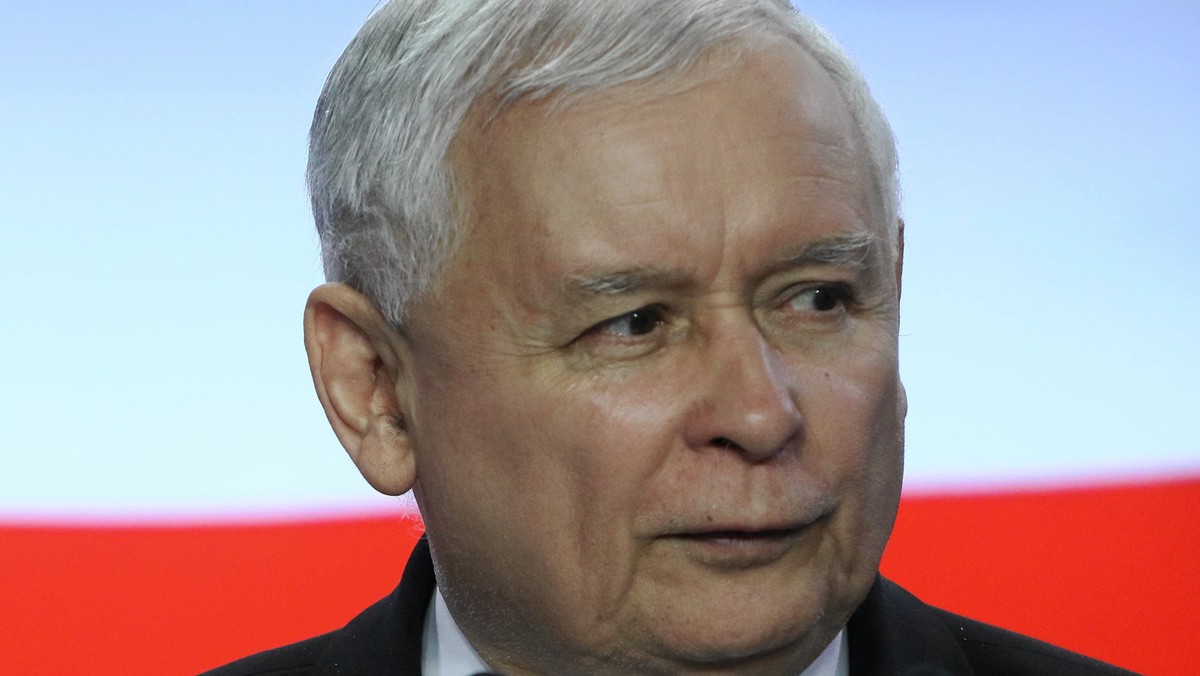 Jarosław Kaczyński przebywa w szpitalu. Prezesa PiS odwiedzili m.in. prezydent Andrzej Duda, premier Mateusz Morawiecki, wicepremier Beata Szydło i marszałek Sejmu Marek Kuchciński. To w małej salce na piątym piętrze szpitala przy Szaserów podejmowane są aktualnie najważniejsze polityczne decyzje - informuje "Super Express".