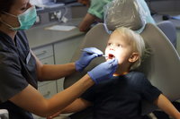 Engedély nélkül altatták el a fogászaton a 4 éves kisfiút: kómába esett, majd meghalt