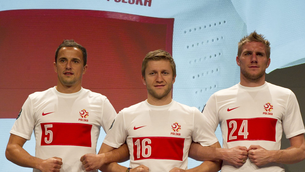 Po prezentacji nowych koszulek reprezentacji Polski, w których Biało-Czerwoni wystąpią podczas Euro 2012, najwięcej emocji wzbudziło zastąpienie godła narodowego logiem reprezentacji. PZPN tłumaczy się wynikami badań, w których środowisko piłkarskie poparło taką zmianę.
