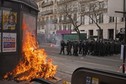 Fala protestów przetacza się przez Francję. Gwałtowne starcia z policją