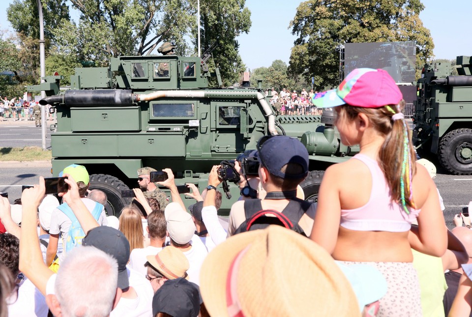 Defilada z okazji Święta Wojska Polskiego [ZDJĘCIA]