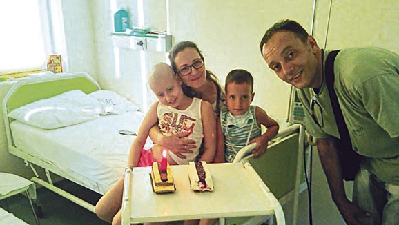 Teodora sa svojom porodicom (arhivska fotografija)