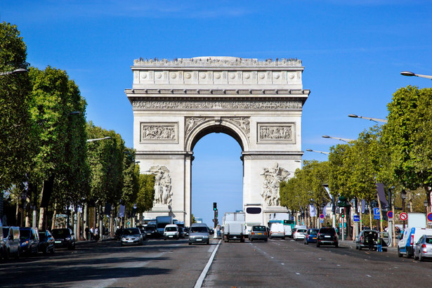 Łuk Triumfalny – pomnik stojący na placu Charles'a de Gaulle'a w Paryżu. Znajduje się w 8. dzielnicy, na zachodnim skraju Pól Elizejskich . Jest to ważny element architektury Paryża, stanowiący zakończenie perspektywy Pól Elizejskich. Łuk został zbudowany dla uczczenia tych, którzy walczyli i polegli za Francję w czasie wojen rewolucji francuskiej i wojen napoleońskich.