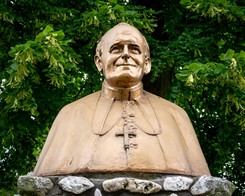 Sellin ostrzega: Wybory zdecydują, czy w Polsce będą likwidowane pomniki Jana Pawła II