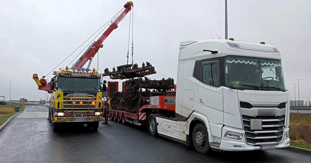  Inspektorzy ITD zatrzymali transport podkładów pod wózki kolejowe. Musiał przyjechać dźwig