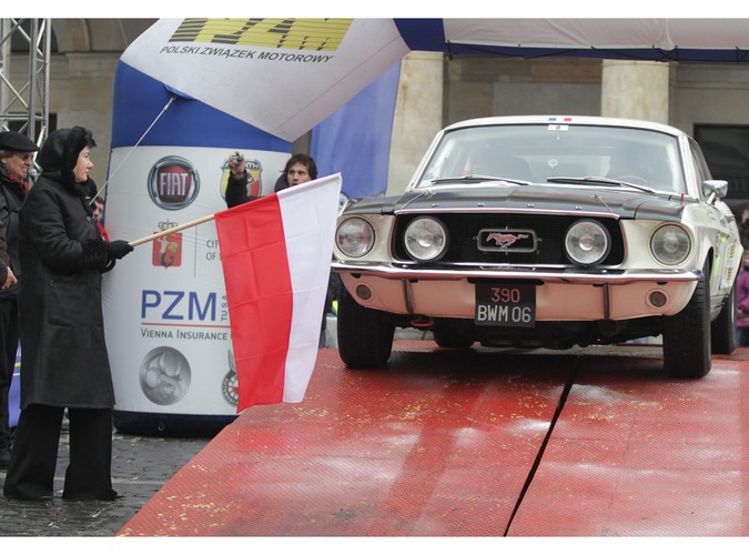 Prezydent Warszawy Hanna Gronkiewicz Waltz startuje francuską załogę Jacques Lions /, Nicolas Klinger w samochodzie Ford Mustang do XIV Rajdu Monte Carlo Samochodów Historycznych