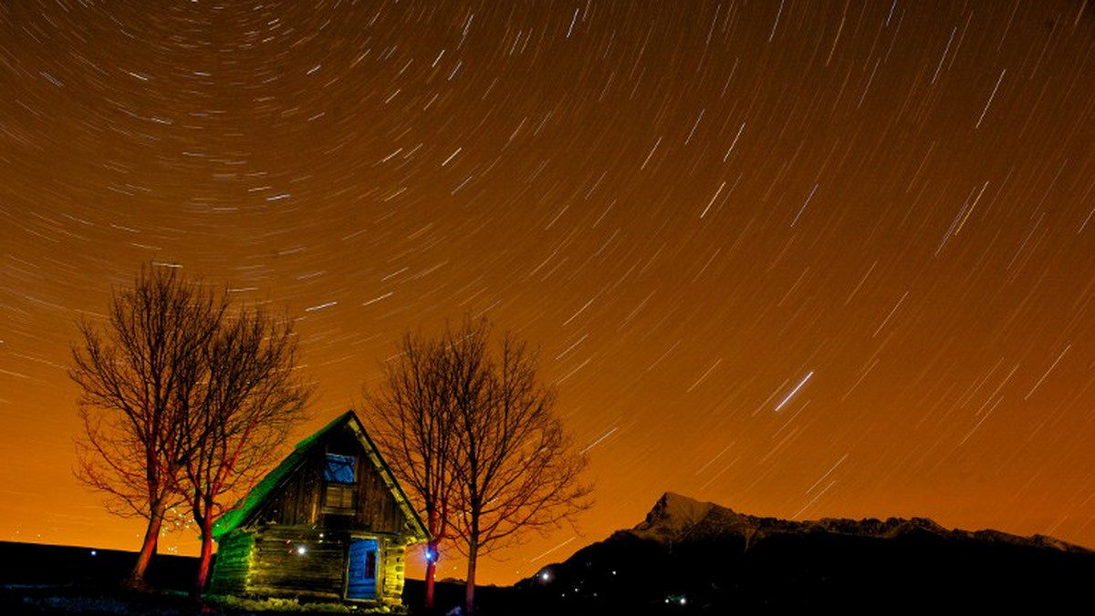 Sobotnia i niedzielna noc to najlepszy moment na podziwianie "spadających gwiazd", czyli roju meteorów zwanych Perseidami. Jeśli wybierzemy ciemne miejsce i przyzwyczaimy wzrok do ciemności, możemy zobaczyć kilkadziesiąt "spadających gwiazd" w ciągu godziny.