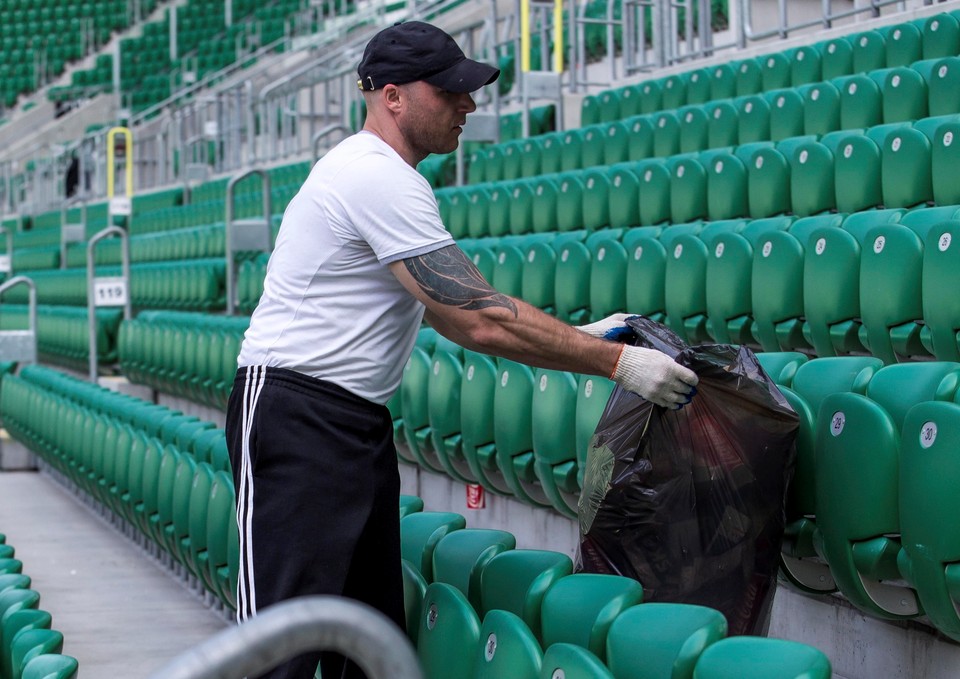 Więźniowie posprzątali wrocławski stadion