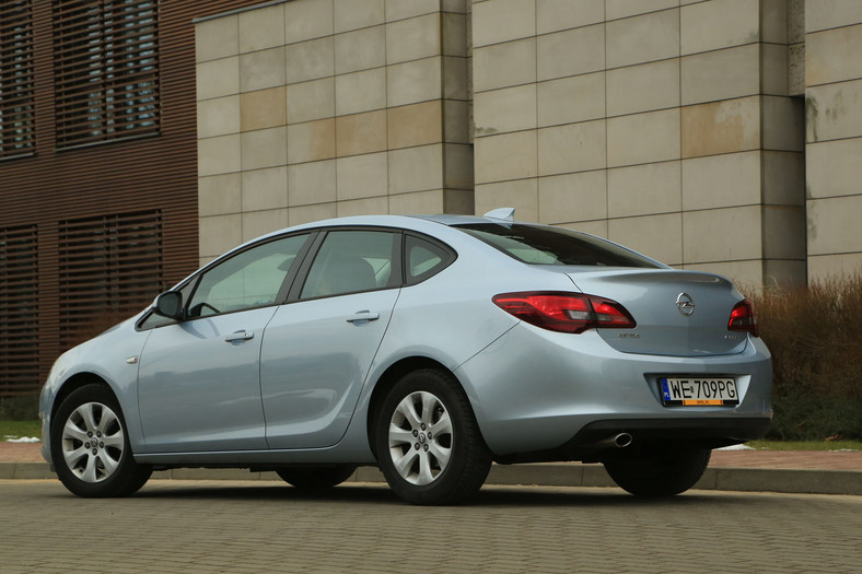 Opel Astra 1.4 Turbo LPG - nocny sedan zasilany gazem