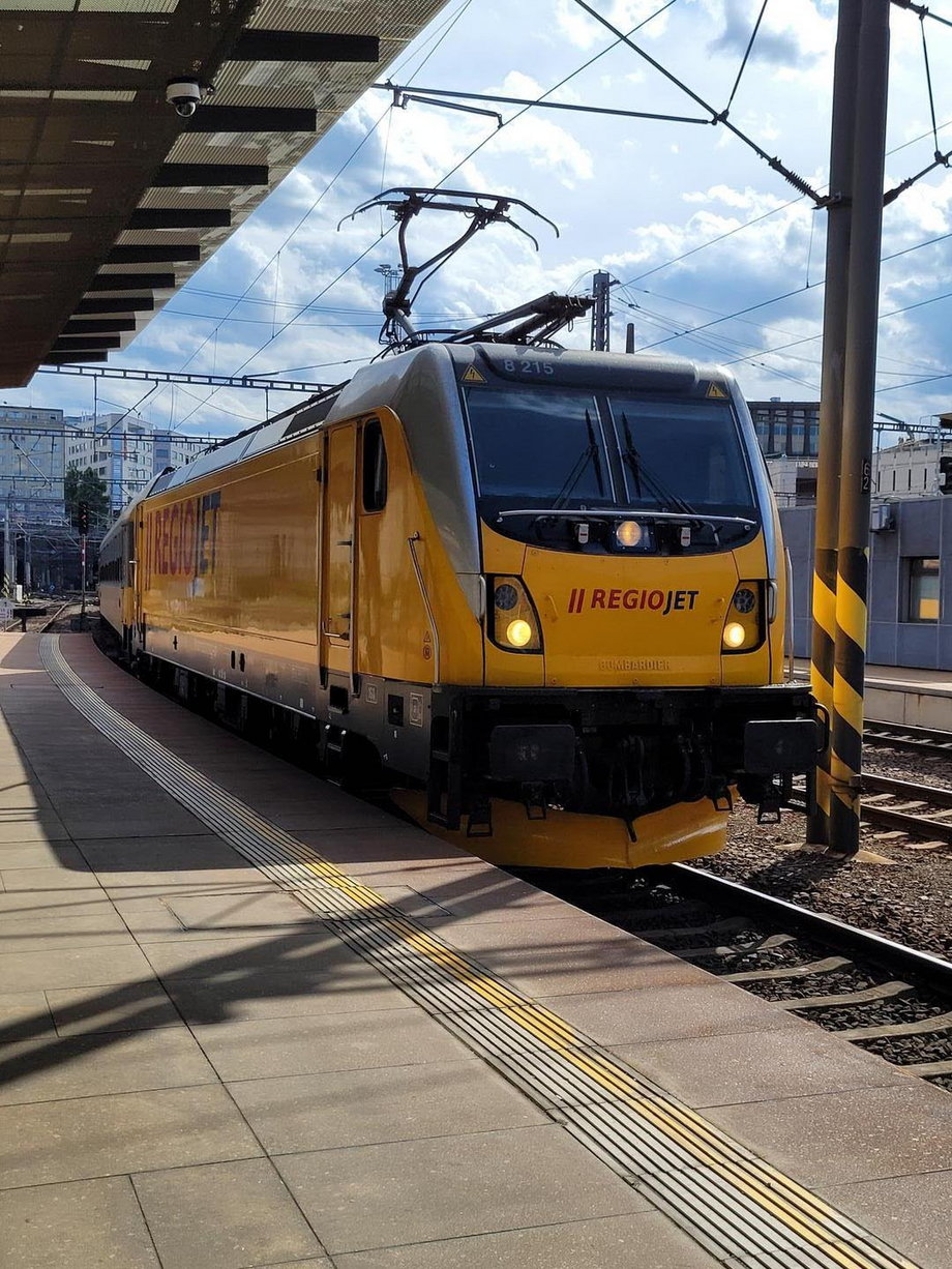 Pociąg RegioJet wjeżdża na dworzec w Pradze.