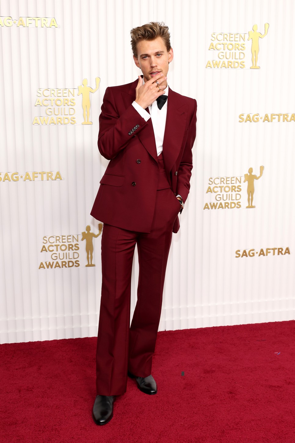 Austin Butler Gucciban a SAG gála vörös szőnyegén