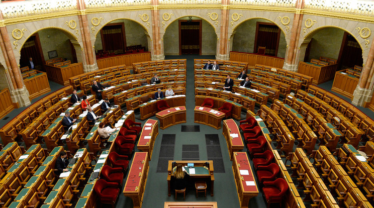 Az éjszakába nyúlt a vita a Parlamentben / Fotó: MTI/Soós Lajos
