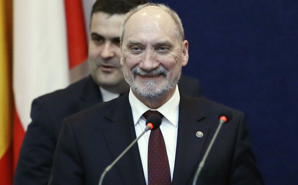 Macierewicz daje podwyżki. Ile teraz zarobią pracownicy cywilni w wojsku?