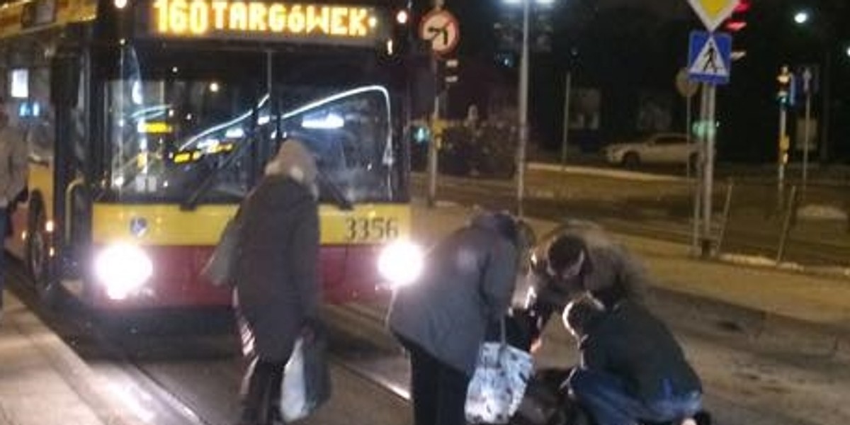 Autobus linii 160 potrącił mężczyznę przy ZOO