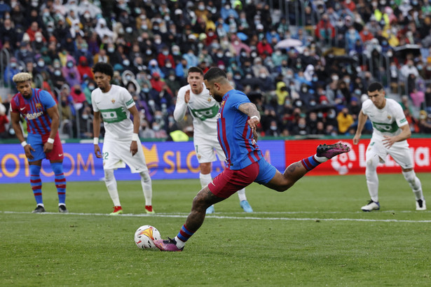 Piłkarz FC Barcelony Memphis Depay wykonujący rzut karny w meczu przeciwko Elche