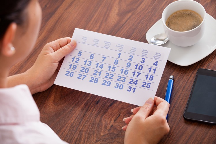 <b>Urlop okolicznościowy</b>
<br>
<br>
Pracodawca nie może natomiast odmówić pracownikowi urlopu okolicznościowego, czyli dodatkowych dni wolnych, które przysługujących mu w związku z zaistnieniem w jego życiu szczególnych sytuacji. Pracodawca musi więc zwolnić pracownika na czas obejmujący:
<br>
- 2 dni - w razie ślubu pracownika lub urodzenia się jego dziecka albo zgonu i pogrzebu małżonka pracownika lub jego dziecka, ojca, matki, ojczyma lub macochy;
<br>
- 1 dzień - w razie ślubu dziecka pracownika albo zgonu i pogrzebu jego siostry, brata, teściowej, teścia, babki, dziadka, a także innej osoby pozostającej na utrzymaniu pracownika lub pod jego bezpośrednią opieką.
<br>
<br>
Przepisy nie określają dokładnie okresu, w którym pracownik może skorzystać z przysługujących mu dni wolnych, ale muszą one zostać przeznaczone bezpośrednio w związku z tymi szczególnymi zdarzeniami, na przykład na formalności związane ze ślubem lub pogrzebem.
<br>
<br>
Za czas urlopu okolicznościowego pracownikowi przysługuje wynagrodzenie, które jest liczone tak samo jak za urlop wypoczynkowy.